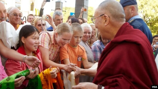 达赖喇嘛访问欧洲第一站，当地人迎接    