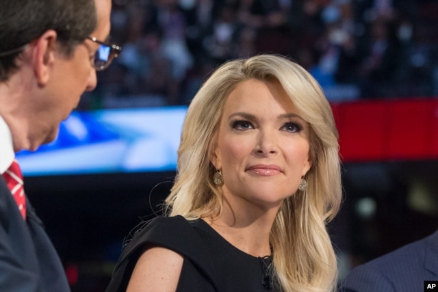 FOX News moderators Megyn Kelly, right, listens as Chris Wallace beings introductions during the first Republican presidential debate at the Quicken Loans Arena, Aug. 6, 2015, in Cleveland.