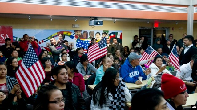 Wananchi wakimsikiliza rasi Obama aliptangaza mabadiliko mkubwa ya Uhamiaji huko Hyattsville Md.