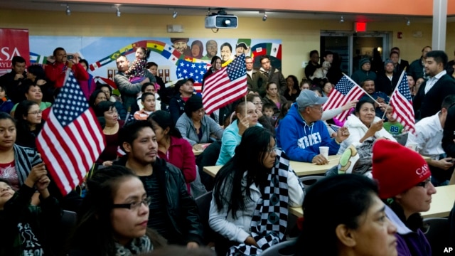 Người gốc châu Mỹ Latinh theo dõi bài diễn văn của Tổng thống Obama về cải cách di trú tại  Casa de Maryland ở Hyattsville, bang Maryland, ngày 20/11/2014.