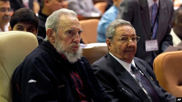 Presiden Kuba Raul Castro (kanan) dan abangnya Fidel Castro dalam pembukaan sidang Majelis Nasional di Havana (24/2). (AP/Ismael Francisco, Cubadebate)
