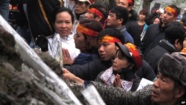 Người biểu tình chống Trung Quốc đặt hoa tại một ngôi chùa ở Hà Nội kỷ niệm cuộc chiến biên giới Việt-Trung năm 1979