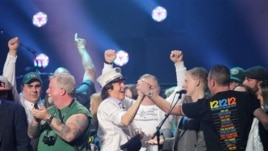 Paul McCartney trên sân khấu cùng các nhân viên cứu hỏa tại Madison Square Garden, New York.