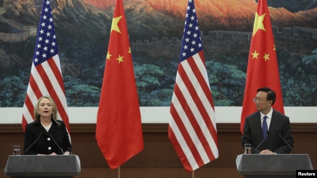 Chinese Foreign Minister Yang Jiechi (R) and U.S. Secretary of State Hillary Clinton hold a news conference at the Great Hall of the People in Beijing, September 5, 2012.
