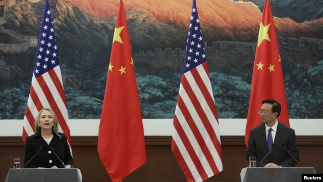 Ministro chinês dos Negócios Estrangeiros, Yang Jiechi, e a secretária de Estado americana, Hillary Clinton, em Pequim (foto de arquivo) 