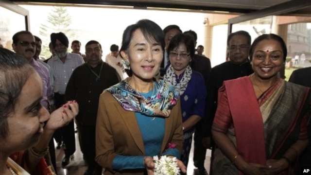 Kunjungan Aung Suu Kyi ke India membantu membangun lagi hubungan antara kelompok pro-demokrasi Burma dengan para pemimpin India, yang memburuk di bawah pemerintahan Burma (foto, 15/11/2012).