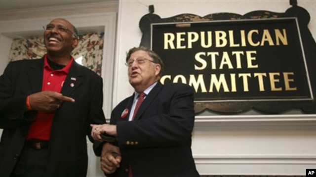 Republican National Committee Chairman Michael Steele, left, jokes with New Hampshire's Republican chair, former governor John Sununu during a rally in Concord, New Hampshire, 22 Oct. 2010.
