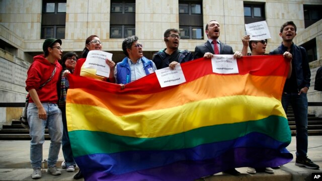 Organizaciones y activistas consideran que es una "decisión histórica". A partir de ahora la homosexualidad será irrelevante y todas las personas estarán en igualdad de condiciones cuando inicien un trámite de adopción.