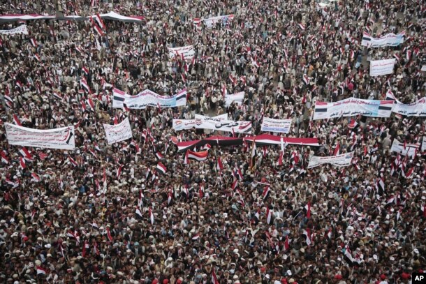 Hundreds of thousands of Yemenis march in support of a new combined governing council that the Shiite Houthi rebels and their ally, former president Ali Abdullah Saleh, announced late last month, in the rebel-held capital, Sana'a, Yemem, Aug. 20, 2016.