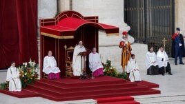 Paus Fransiskus dalam upacara pentahbisannya sebagai Paus di Vatikan (19/3).