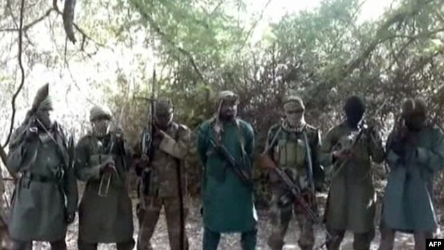 Thủ lãnh nhóm hjếu chiến Boko Haram Abubakar Shekau (giữa) tại một địa điểm không được tiết lộ.