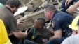 Seorang anak murid SD Plaza Towers berhasil diselamatkan dari reruntuhan bangunan setelah tornado melanda kota Moore, Oklahoma (20/5). 