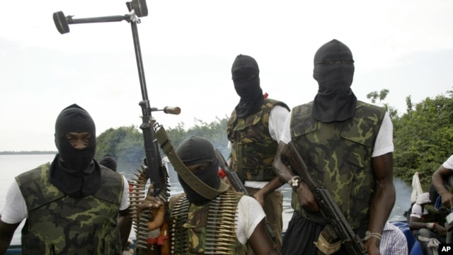 Hoton wasu daga cikin 'yan tsageran Movement for the Emancipation for the Niger Delta, (MEND) da aka dauka Febwairu. 24, 2006 file photo.