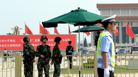 守卫在北京天安门广场的民警和武警。