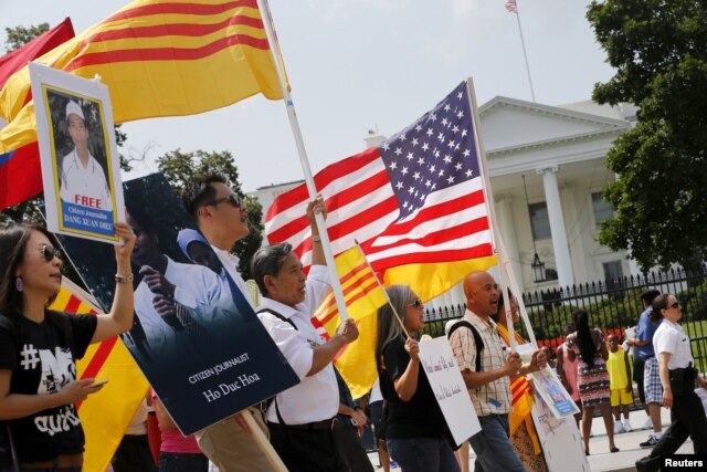 Cộng đồng người Việt ở Mỹ biểu tình trước Tòa Bạch Ốc phản đối chuyến đi này của Nguyễn Phú Trọng và nói lên lập trường, quan điểm đối với chế độ CSVN hiện nay, đồng thời đòi hỏi chính phủ Hoa Kỳ đặt điều kiện nhân quyền, tự do dân chủ trong mọi cuộc đối thoại với Hà Nội.