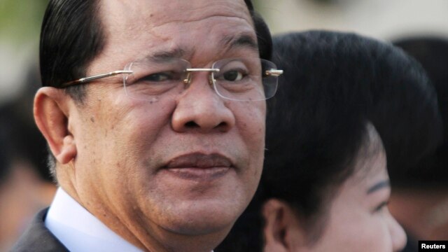 FILE - Cambodian Prime Minister Hun Sen (L) at Koh Pich island in Phnom Penh