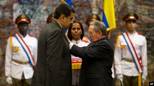 El presidente cubano, Raúl Castro, condecora con la Orden José Martí al mandatario venezolano, Nicolás Maduro, en La Habana, el viernes, 18 de marzo de 2016.