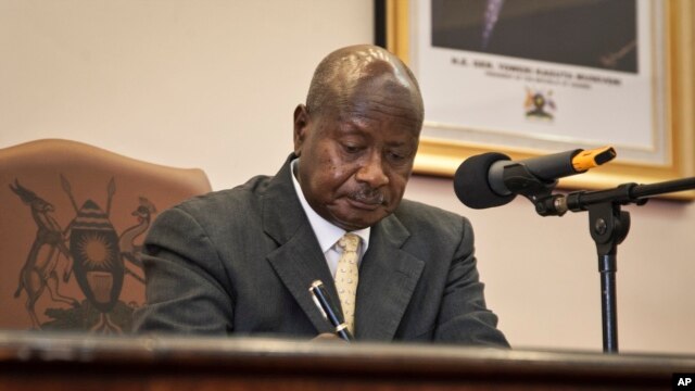 Tổng thống Uganda Yoweri Museveni ký dự luật chống đồng tính ở Entebbe, Uganda, 24/2/2014.