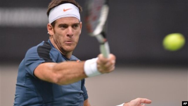 Petenis Argentina Juan Martin del Potro of Argentina memukul bola balik ke arah petenis Latvia Ernests Gulbis of Latvia dalam turnamen tenis dunia ABN AMRO, dan menyingkirkannya dengan skor 7-6, 6-3 (foto, 14/2/2013).