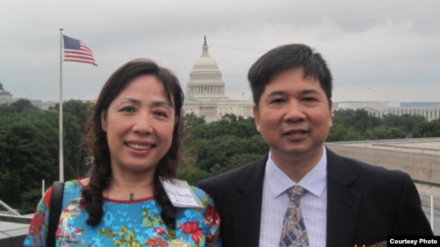 Tiến sĩ Luật Cù Huy Hà Vũ và vợ Luật sư Nguyễn Thị Dương Hà tại Thủ đô Washington.
