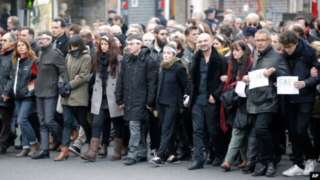 Сотрудники журнала Charlie Hebdo и родственники жертв нападения в кошерном супермаркете на марше в Париже