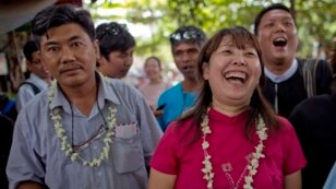 အင္းစိန္ေထာင္ကေန လြတ္ေျမာက္လာတဲ့ လူ႔အခြင့္အေရးလႈပ္ရွားသူ ကိုစိုးမိုးထြန္း နဲ႔ မသႏၱာ။
