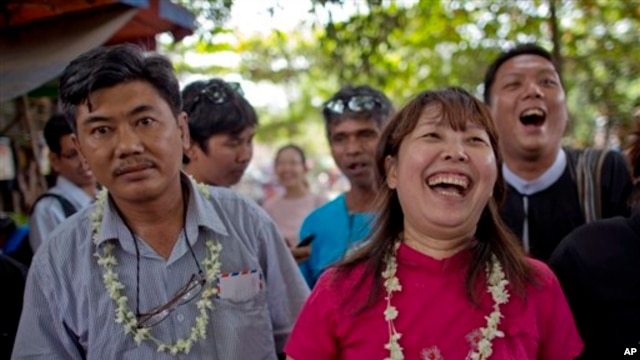 Nhà hoạt động nhân quyền Soe Moe Tun (trái) và Ma Tandar (phải) tươi cười sau khi được trả tự do, ngày 11/12/2013.