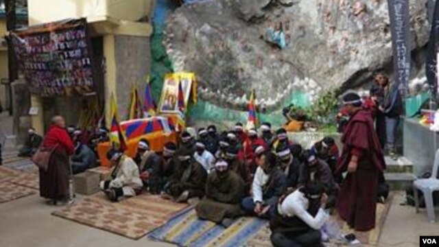 Students take part in a 24 hour hunger strike in Dharamsala, India, to protest Chinese oppression on February 11, the first day of TIbetan New Year (Ivan Broadhead/VOA). 