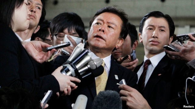 Tokyo Governor Naoki Inose (C) is surrounded by media as he speaks to reporters at Tokyo Metropolitan Government headquarters in Tokyo, Apr. 30, 2013.