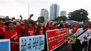 ရန္ကုန္တိုင္း သကၤန္းကၽြန္းၿမိဳ႕ နယ္ မိေက်ာင္းကန္ ရပ္ကြက္က ျပည္သူမ်ား ဆႏၵျပေနစဥ္။ (ဇူလိုင္ ၂၅၊ ၂၀၁၃)