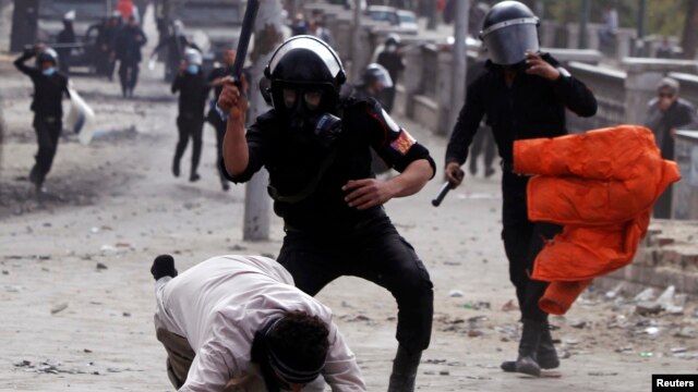 28일 이집트 타흐리르 광장에서 시위대를 무력 진압하는 경찰.