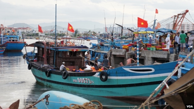 Tàu thuyền đánh cá của ngư dân Việt Nam. Tại khu vực ngư dân Việt đánh bắt, các tàu cá Trung Quốc được sự bảo vệ của tàu chấp pháp thường xuyên ngăn chặn, vây ép tàu cá của Việt Nam.