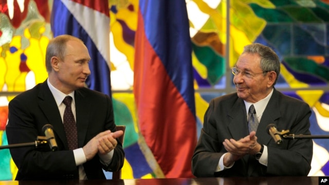 Tổng thống Nga Vladimir Putin và Chủ tịch Cuba Raul Castro tại Havana, ngày 17/7/2014.