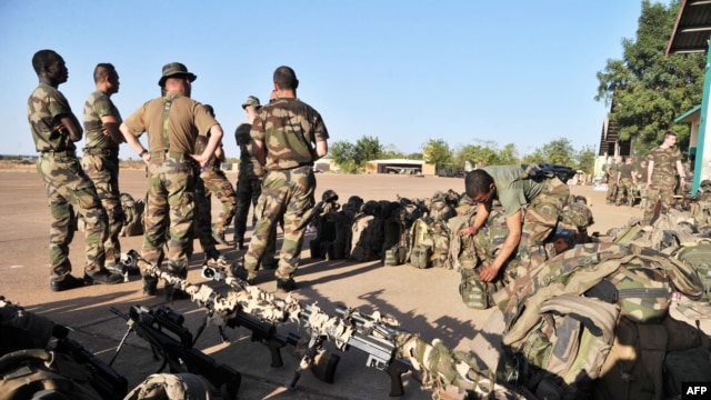 French soldiers from the 2nd RIMA (French Navy Infantry Regiment), arriving from France, prepare at the 101 military airbase near Bamako, January 14, 2013.