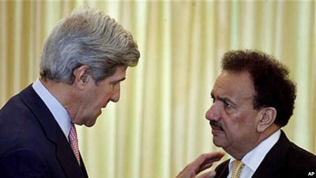US Senator John Kerry (L) speaks to Pakistan's Interior Minister Rehman Malik in Islamabad, Pakistan, May 16, 2011