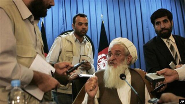 Qiyamuddin Kashaaf, spokesman for the High Peace Council, speaks to reporters after a press conference in Kabul, Afghanistan, 21 Oct 2010