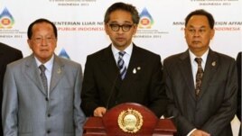 Ngoại trưởng Indonesia Marty Natalegawa (giữa), Bộ trưởng ngoại giao kiêm phó thủ tướng Campuchia Hor Nam Hong (trái) và Ngoại trưởng Thái Lan Kasit Piromya phát biểu tại một cuộc họp báo ở Jakarta