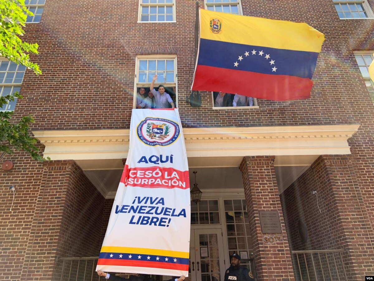 Gobierno encargado de Venezuela toma control oficialmente de la embajada en Washington