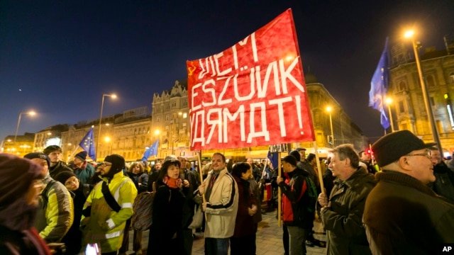 Марш в Будапеште против визита российского лидера.