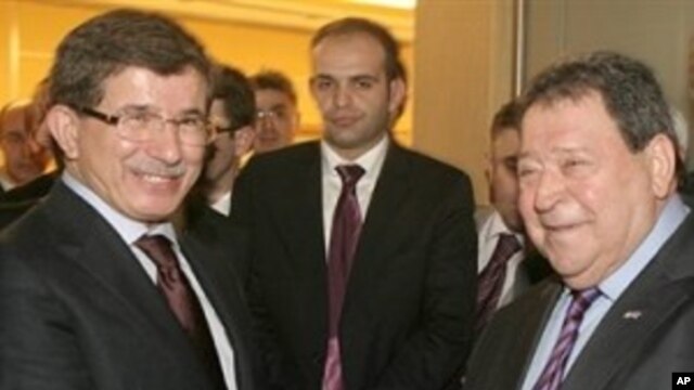 Israel's Industry and Trade Minister Benjamin Ben-Eliezer (r) shakes hands with Turkish Foreign Minister Ahmet Davutoglu before a meeting in Ankara, 23 Nov 2009