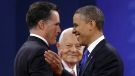 El moderador Bob Schieffer, al centro, observa a los candidatos Mitt Romney y Barack Obama saludarse al comienzo del debate.