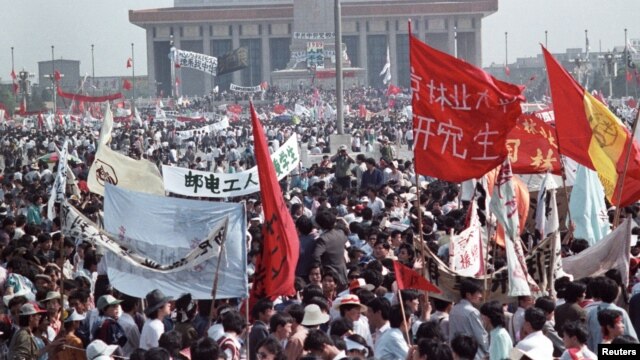 Hàng trăm ngàn người đổ đến Quảng trường Thiên An Môn ở Bắc Kinh, ngày 17 tháng 5, 1989