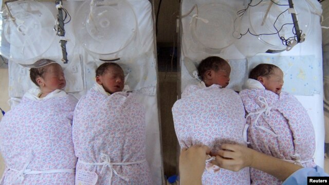 Kemungkinan kelahiran dua pasang bayi kembar adalah satu di antara 70 juta. (Foto: Dok