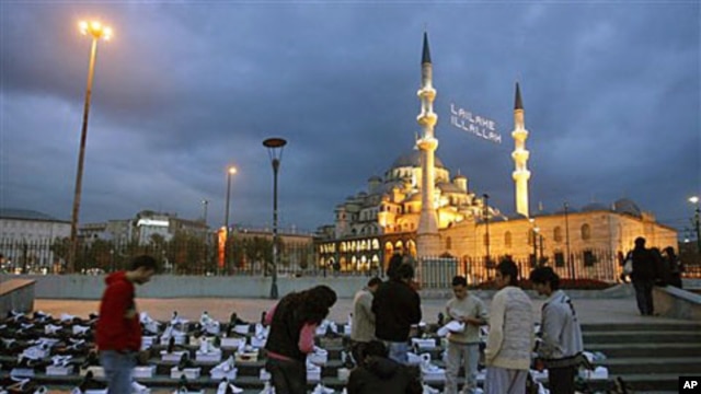 Turks shop at an open air market as part of the preparations for the Muslim holiday of Eid-al-Fitr, which marks the end of the Islamic fasting month of Ramadan, in Istanbul, Turkey, September 29, 2008 (file photo)