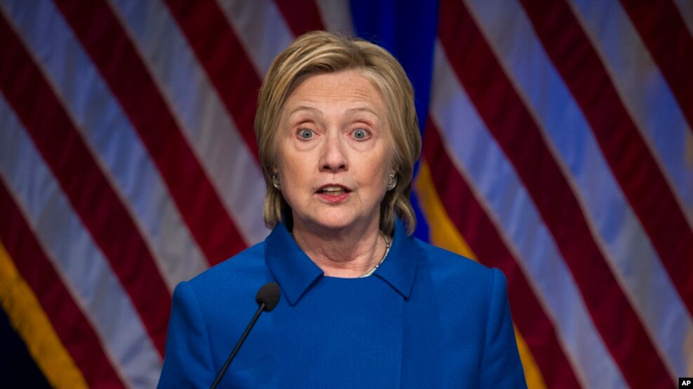 Hillary Clinton del për herë të parë pas zgjedhjeve në publik