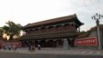 中国最高领导层总部中南海新华门边至今镶着“战无不胜的毛泽东思想万岁”的标语。                       
