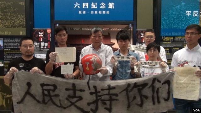香港支联会5月12日中午在位于香港城市大学的临时六四纪念馆前，向媒体展示了六四死难者王楠的遗物。(美国之音谭嘉琪拍摄)