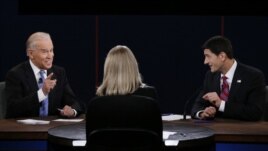 Potpredsednik SAD Džo Bajden i republikanski potpredsednički kandidat Pol Rajan sede ispred moderatora debate Marte Radac tokom debate u Denvilu, Kentakiju.