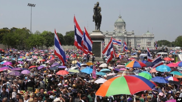 Người biểu tình chống chính phủ Thái Lan tập trung trước bức tượng của Vua Chulalongkorn tại Bangkok, ngày 29/3/2014.