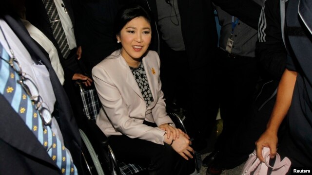 Thủ tướng Thái Lan Yingluck Shinawatra đến văn phòng Ủy ban chống tham nhũng ở tỉnh Nonthaburi, ngày 31/3/2014.